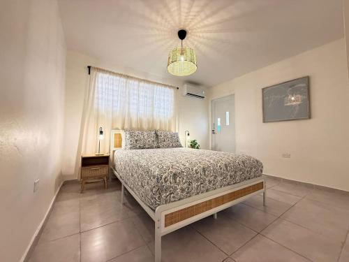 Llit o llits en una habitació de Bright and Spacious 1 BR