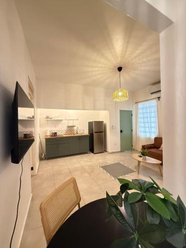 un ampio soggiorno con tavolo e cucina di Bright and Spacious 1 BR a San Juan