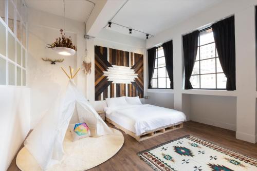 花蓮市的住宿－有窩客棧民宿，一间卧室配有一张床和一张婴儿床