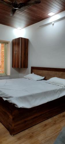 Giường trong phòng chung tại Radhika Hotel