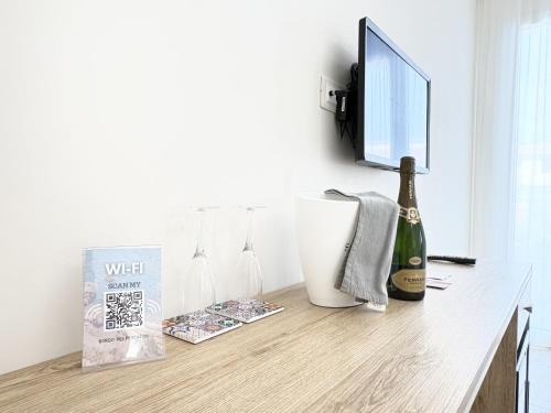 a counter with a bottle of wine and a box at Borgo dei Pescatori - SUL MARE in Capo Vaticano