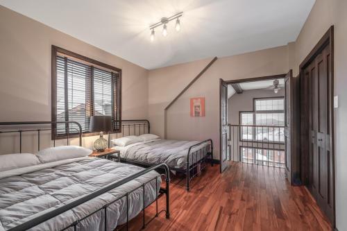 a bedroom with two beds and a window at Blanc40 in Stoneham