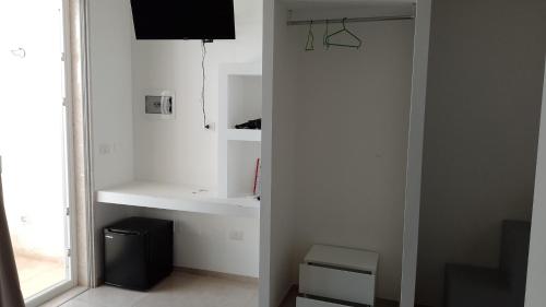 a white room with a tv and a window at SeA Beach Home in Torre Lapillo