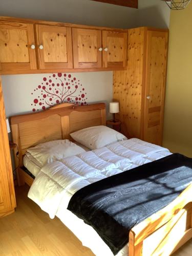 una camera da letto con un letto grande con armadi in legno di Gîte ty glas a Lézardrieux