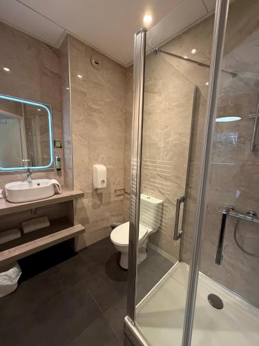 Kylpyhuone majoituspaikassa LOGIS Hôtel ARCADIA