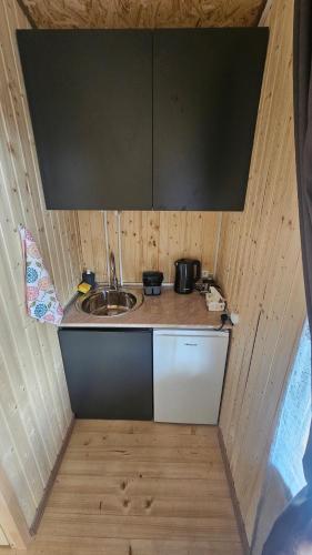 Majoituspaikan Sevan Barca Beach keittiö tai keittotila