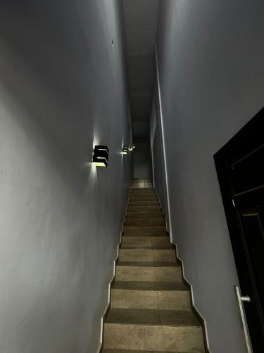 a stairway with a light on the wall at Apartamento no Centro de Sengés Quarto 01 in Sengés
