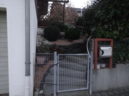a gate in front of a house with a mailbox at Ferienwohnung Bermbach in Weilburg