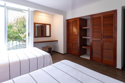 a bedroom with a bed and a window at Hotel Suites Villasol in Puerto Escondido