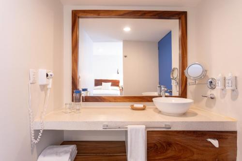 Bilik mandi di Hotel Suites Villasol