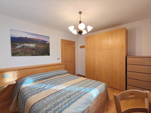 a bedroom with a bed and a painting on the wall at Appartamento panoramico 2 in Candide