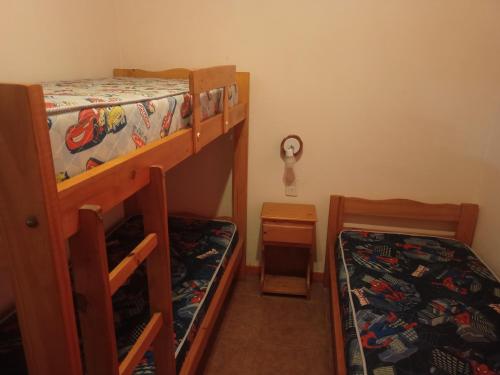 two bunk beds in a small room with twounks at Los eucaliptos in Andino