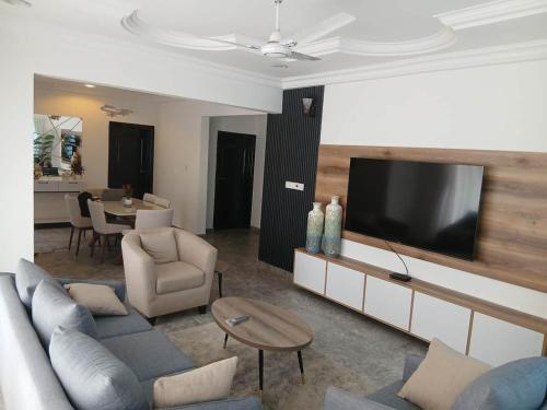 Cozy 3bdr Penthouse Apt @ East Airport