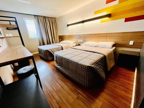 a hotel room with two beds in a room at Hotel 10 Balsas in Balsas