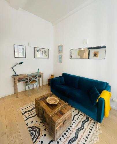 Bright modern studio, Nice Port, walk to tram and beach!