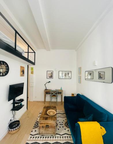 Bright modern studio, Nice Port, walk to tram and beach!