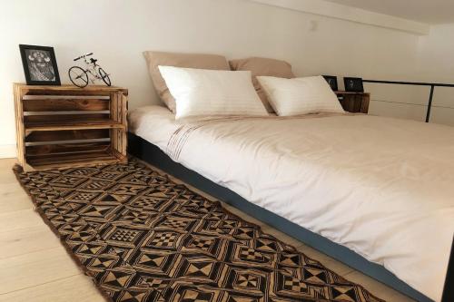 Bright modern studio, Nice Port, walk to tram and beach!