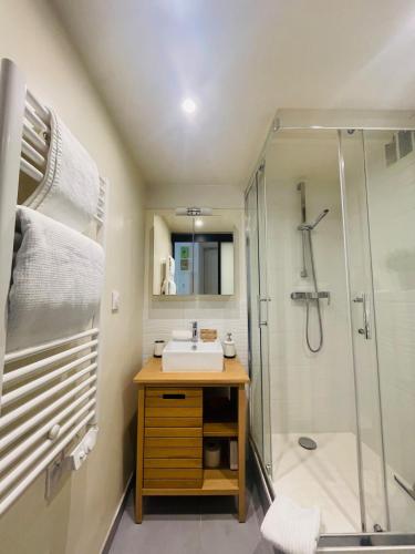 Bright modern studio, Nice Port, walk to tram and beach!