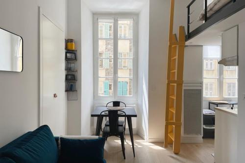 Bright modern studio, Nice Port, walk to tram and beach!