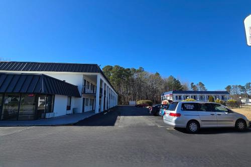 a car parked in a parking lot next to a building at Sunrise Inn By OYO Newport News US-60 in Stoney Brook Estates