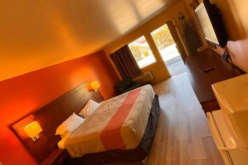 an overhead view of a bedroom with a bed at Sunrise Inn By OYO Newport News US-60 in Stoney Brook Estates