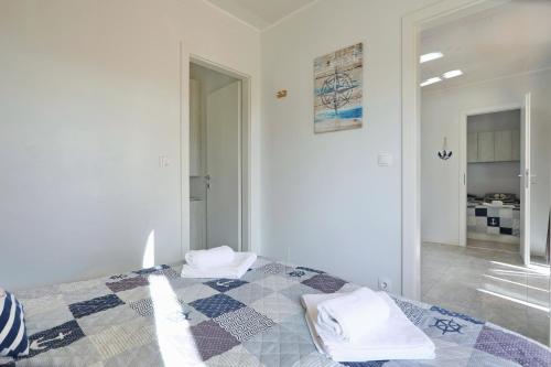 a bedroom with a bed with two pillows on it at Ahoi Hause 10 Strandhaus mit Meerblick & privatem Zugang in Drage