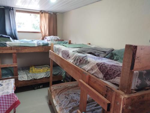 a room with two bunk beds and a window at Quarto pra OITO 8 Pessoas in Ouro Preto