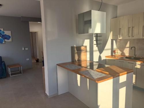 J&R APARTMENTS , Rana hedhun SHENGJIN