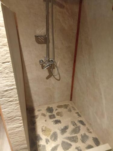 a shower in a bathroom with a shower at Casa acogedora in Castro