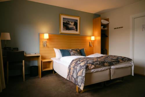 a hotel room with a bed and a desk at Bergstadens Hotel & Spa in Røros