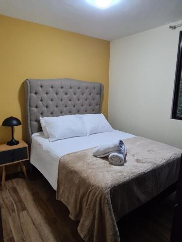 sypialnia z łóżkiem przykrytym kocem w obiekcie Silver Moon w mieście Quetzaltenango