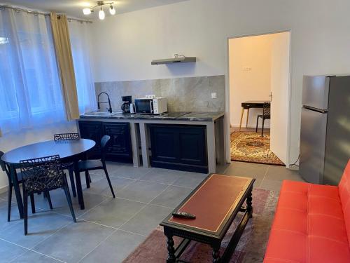 RDC, calme, centre ville, 3 personnes, cour, Solesmes appart 2