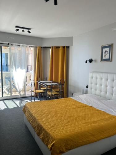 Sea View Studio by The Beach, City Centre, Seafront