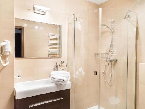 コウォブジェクにあるVacationClub - Morska 5 Apartment 4のバスルーム(シャワー、シンク、鏡付)