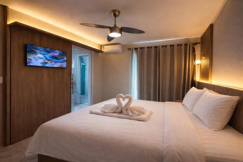 a bedroom with a bed with two swans on it at House in Yolanda Village in Foz do Iguaçu
