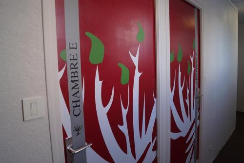 une porte avec un panneau sur son côté dans l'établissement A l'Orée de la Forêt, à Campénéac
