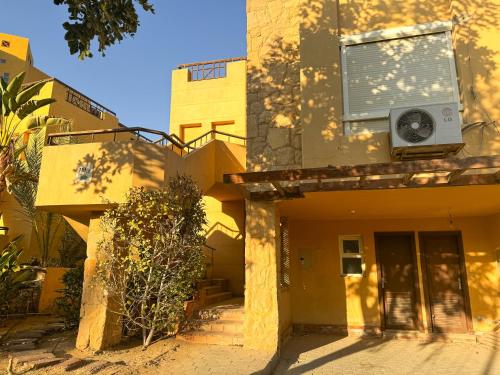 3BDR Beachside Chalet in Einbay Sokhna l Golf view