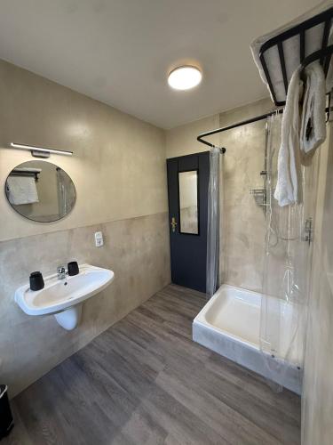 a bathroom with a sink and a bath tub at emsRoom - Gästezimmer in Düne