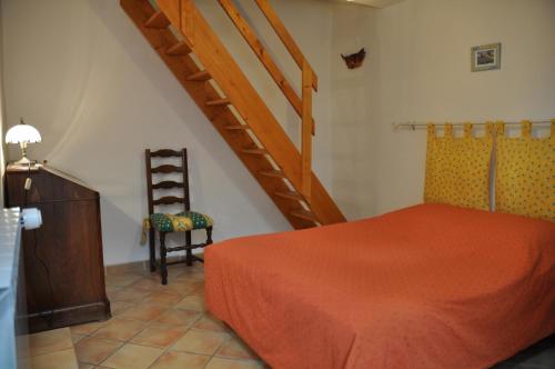 Ένα ή περισσότερα κρεβάτια σε δωμάτιο στο Le Petit Labouret