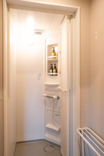 a small bathroom with a shower and a toilet at Lake Side Inn MIRAHAKONE in Hakone
