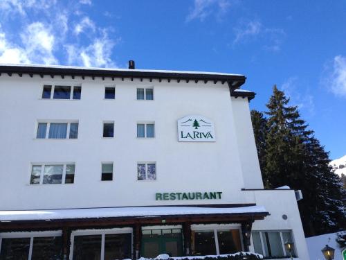 ein großes weißes Gebäude mit einem Schild darauf in der Unterkunft Mountain Studio, Lenzerheide in Lenzerheide