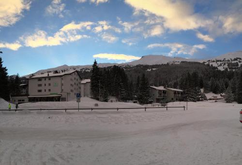 ein schneebedeckter Parkplatz vor einem Gebäude in der Unterkunft Mountain Studio, Lenzerheide in Lenzerheide