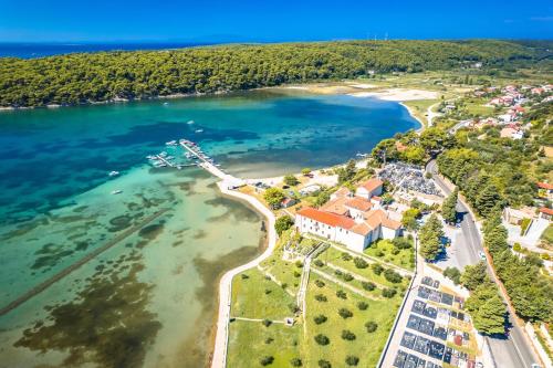 an aerial view of the shoreline of a resort at Apartments in Lopar - Insel Rab 17729 in Lopar