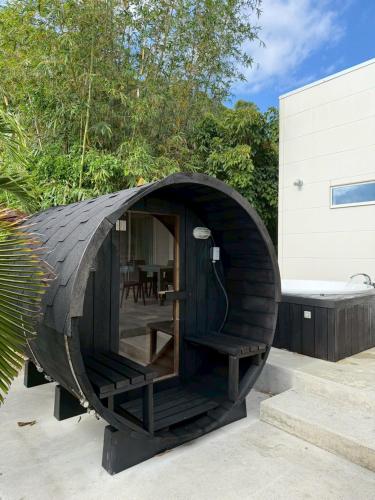 a small black iguana house on a patio at Villa SUN58 ヴィラサンゴエイト in Miyako-jima