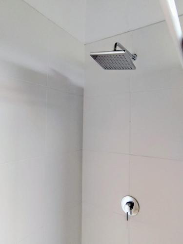 a shower with a light on the ceiling at Domo Fengari in Pululahua