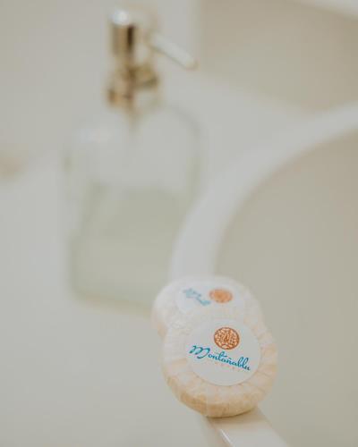 ein Waschbecken im Badezimmer mit einem Donut darauf in der Unterkunft Montañablu Hotel in Montañita