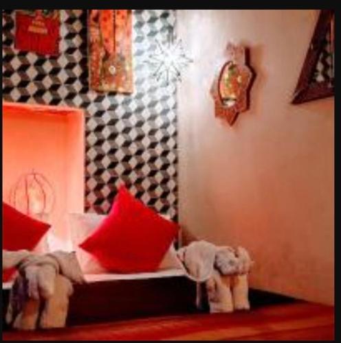 เตียงในห้องที่ Riad Mehdia & spa