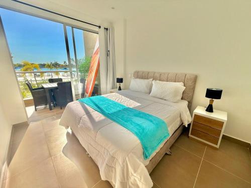a bedroom with a bed with a view of the ocean at kristal lagoon view apartement in Cartagena de Indias