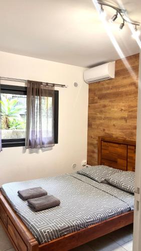 a bedroom with a bed and a window at F3 RDC L horizon in Petite Île