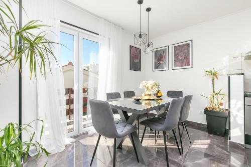 Apartments with parking space Duce, Omis - 24975